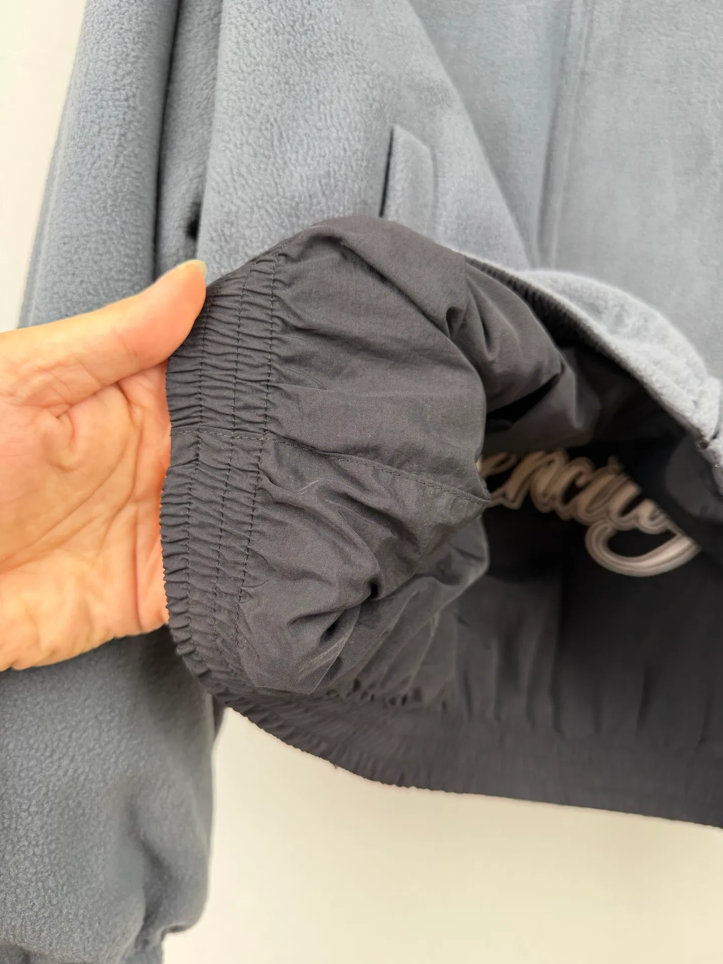 BALENCIAGA/ Balenciaga 26SS cursive embroidered fleece reversible jacket Authentic 21000 purchased and developed, 100% nylon woven fabric, custom dyed 100% polyester fiber plush cloth, imported embroidery, fabric enzyme washing, customized 1:1 zipper, customized 1:1 trademark, fitted version Size: S M L XL